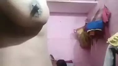 Bihari housewife dildoing pussy with a chapati roller