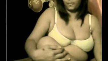 Busty boobs bhabi showing her mast cleavage