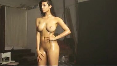 Amateur Punjabi model exposes perfect body during photoshoot