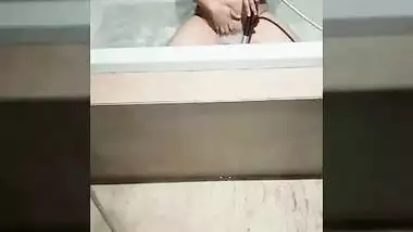 ravina fingering in bathtub