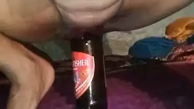 Desi milf puts a beer bottle in her pussy in Tamil sex video