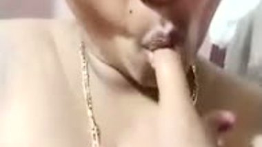 Desi nude milf shoots her naked MMS for her lover