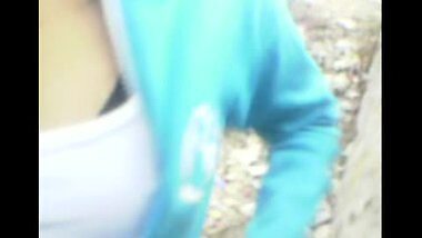 indian girl show boobs and sucks cock on park