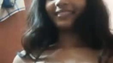 Man asked Desi girlfriend to expose small boobs in XXX video