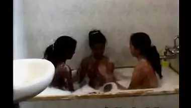 Desi lesbians slut caught by maid during bath