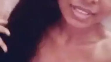 Loveable Desi girl boobs pussy show on VC