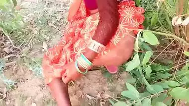 Desi village bhabi fucking in field