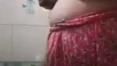 Fatty Desi whore captures herself performing XXX striptease in bath