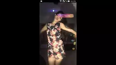 Tara shukla dance,Cute babe thigh expose, sexy she is