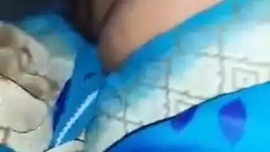 Horny plump Desi pussy fingering MMS video
