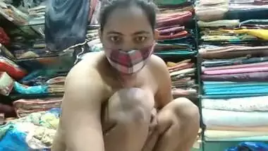 Masked Desi XXX bitch shows her nude body in clothes shop