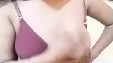 Sexy desi Girl Shows her Boobs