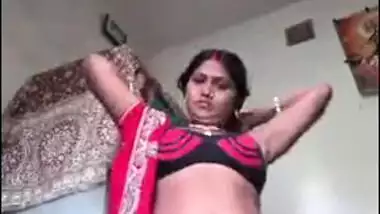 Amateur XXX video of sexy Desi MILF demonstrating her XXX breasts