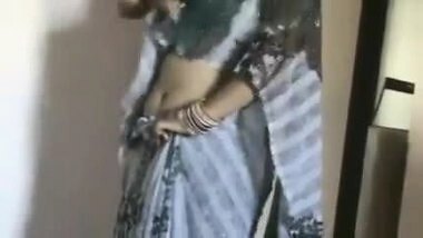 Hot Desi Bhabhi Wearing Saree