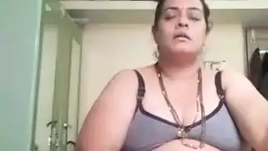 Horny mature aunty fingering pussy on cam