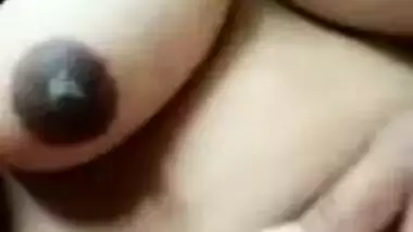 Amateur Desi gal shows XXX pussy while playing with boobs on camera