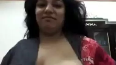 Horny Desi mom impresses with immense XXX boobs during webcam show