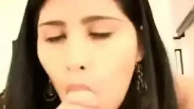 Marvelous Indian gf engulfing her paramours cock