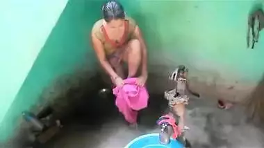 desi village bhabhi washing clothes 2