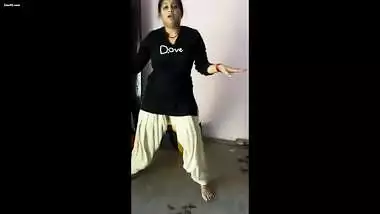 DESI INDIAN WIFE SEXY TEASING DANCE