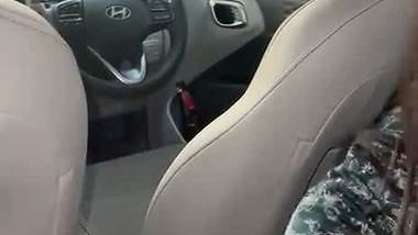 Horny lady’s outdoor blowjob makes her guy cum in the car