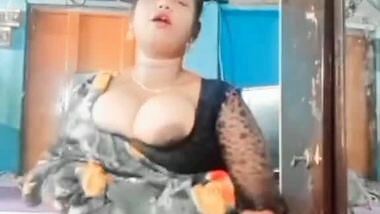 Kannadiga wife boobs show and viral nude fingering