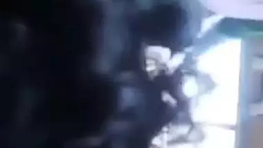 18 yr old teen’s Pakistani sex video from lover’s car