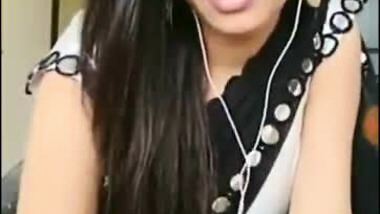 Cute desi bhabhi showing off her sexy navel