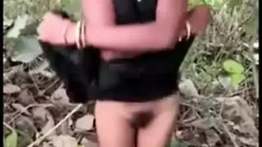Cutie caught stripping naked outdoor for lover in quick Desi mms vid