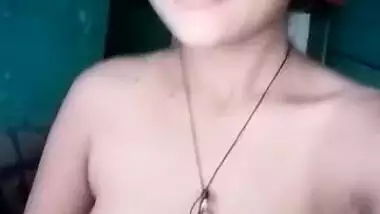 Cute Indian girl records her nude selfie