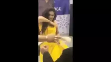 INDIAN SEXY BOOBY BHABHI IN SAARI DANCING
