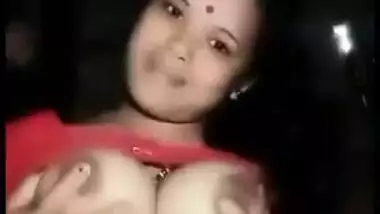 Desi village bhabi show her sexy boobs