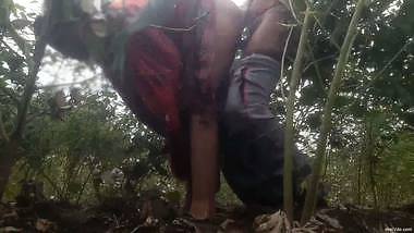 KHET ME KAM KARANE AAI BHABHI KI CHUDAI