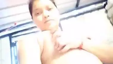 Desi village bhabi showing her cute boobs