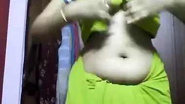 vasavi bhabhi changing blouse