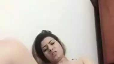 Desi hottie fingering pussy nude on selfie cam