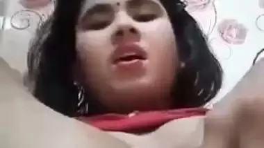 Desi girl masturbates and enjoys orgasm in a nude video