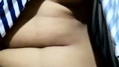 A young girl shows her boobs and pussy in desi hot sex MMS