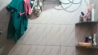 Big-boobied Desi wife takes camera to bathroom to film XXX video