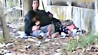 Sexy delhi couple making her suck in PUBLIC park