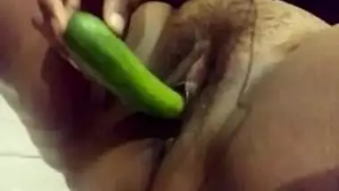Desi south bhabhi fingering pussy