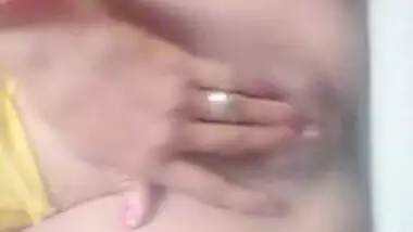 Dehati Rajasthani wife fingering her cunt on cam