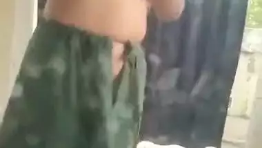 Desi bhabhi showing boob