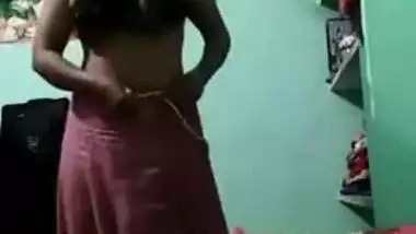 Desi Bhabhi striptease selfie MMS video