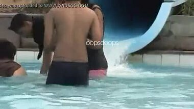 Camelto Desi girl pussy in water park