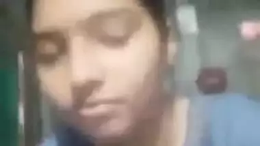 Desi XXX video of cute Bangladeshi hussy sticking veggie into pussy