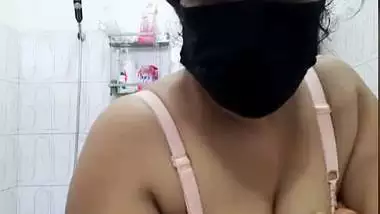 Hot Babe Showing Boobs & Pussy on Live