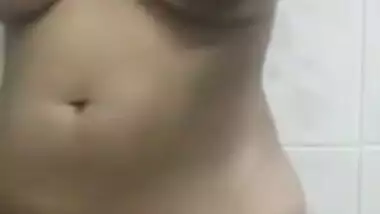 Bangladeshi girl nude MMS video in the bathroom