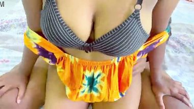 Fucking a Indian desi girl who undresses in the shower
