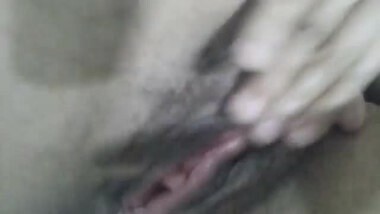 Busty hijabi slut masturbates in a Pakistani sex video